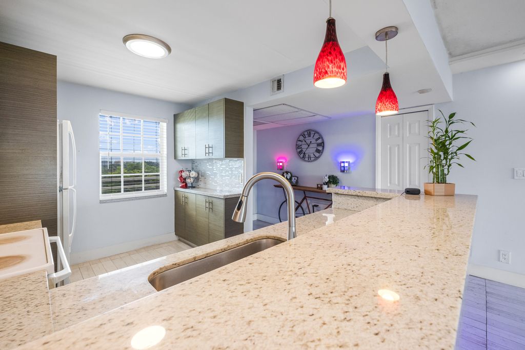 575 Oaks Lane #708, photo 8