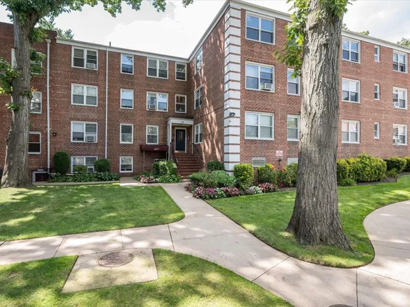 12 Edwards Street #1C, Roslyn Heights, NY 11577