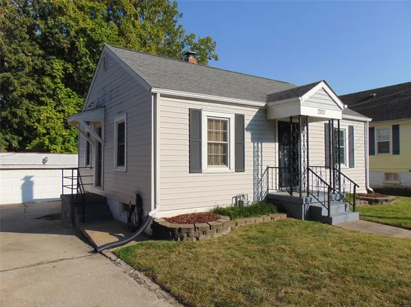 2707 Grovelin St, Godfrey, IL 62035