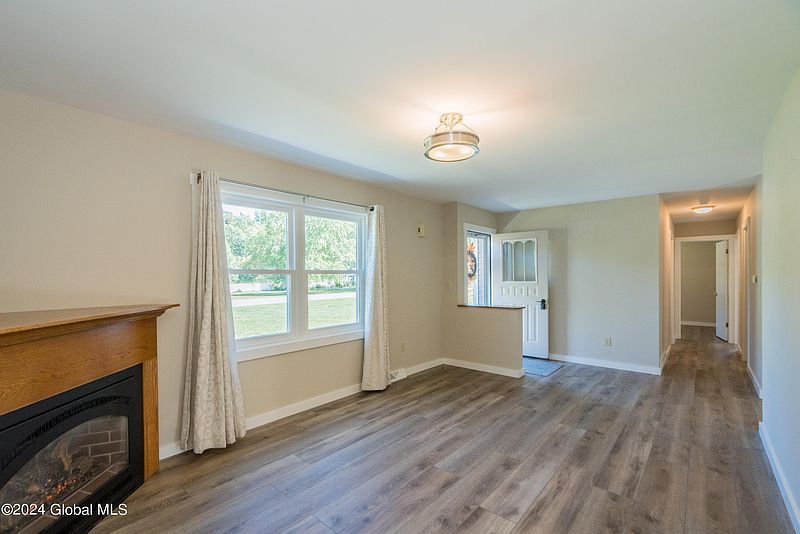 5th image of 8 Loriann Drive