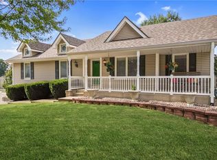 806 E 18th St, Kearney, MO 64060