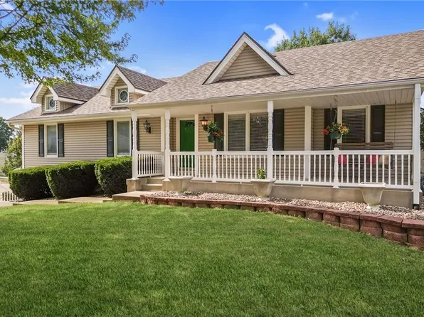 806 E 18th St, Kearney, MO 64060