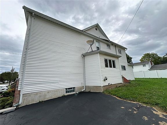 3rd image of 127 Hutchins St