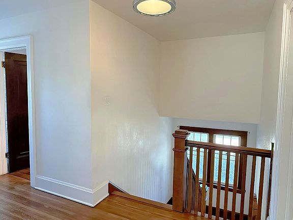 4th image of 376 King St E