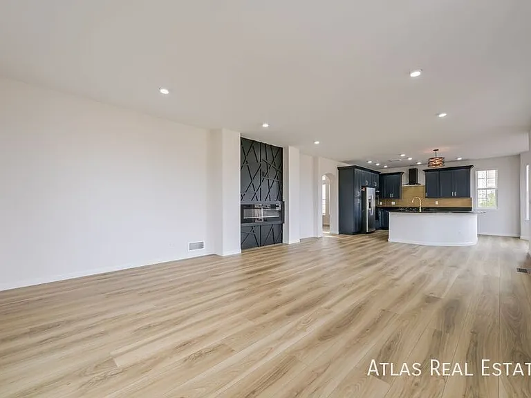 2547 S Fundy Cir — Photo 2