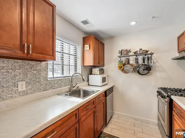 707 Thoreau Ct, Mahwah, NJ 07430