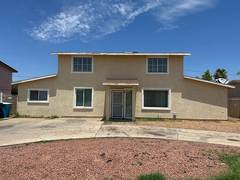 6 bed, 3.0 bath, 2269 sqft, $2,495 — Photo 2