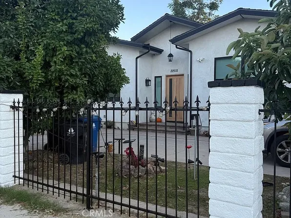 22520 Clarendon St, Woodland Hills, CA 91367