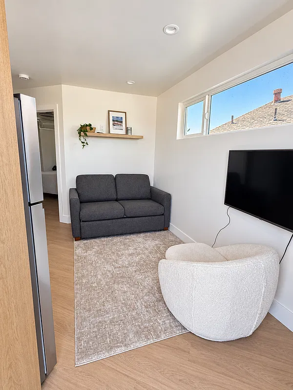 1 bed, 1.0 bath, 400 sqft, $2,490 — Photo 1