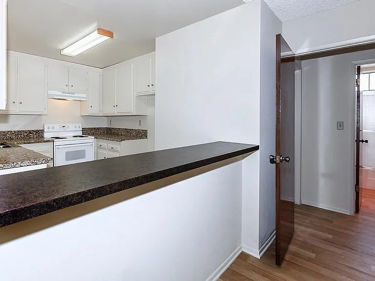 Riviera Vista Apartments — Photo 27