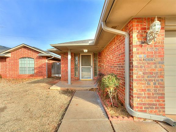 2nd image of 2561 Lynn Ln