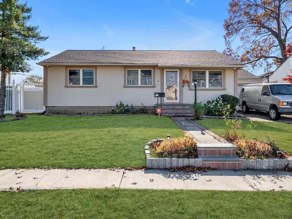 815 Gehrig Avenue, Franklin Square, NY 11010