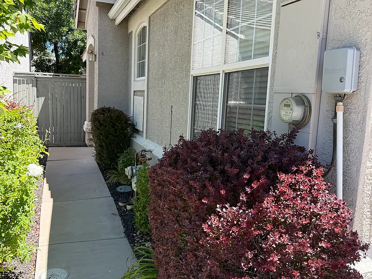 1643 Iron Mountain Dr — Photo 2
