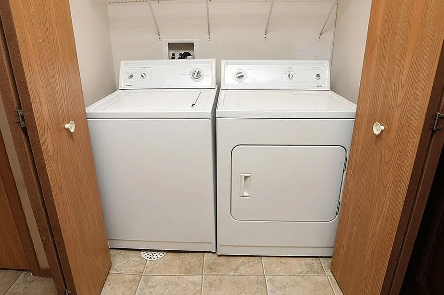 3 bed, 1.5 bath, 884 sqft, $1,210 — Photo 3
