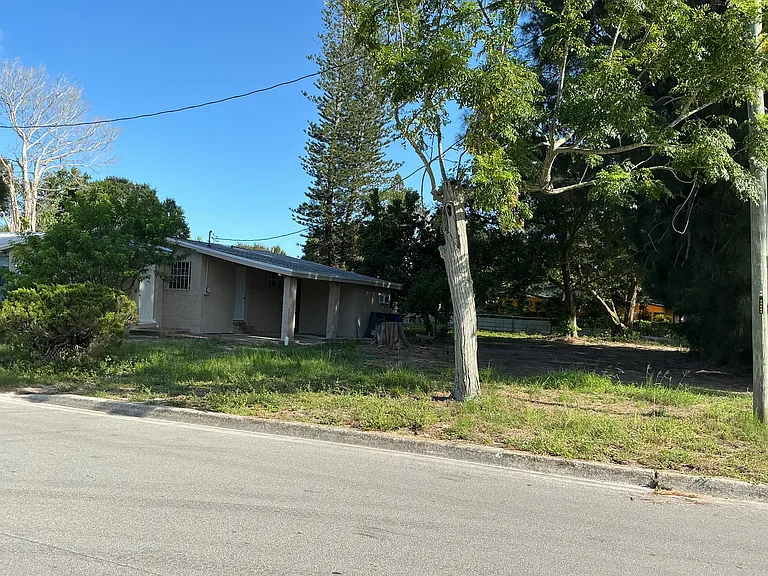 2605 Avenue F — Photo 1
