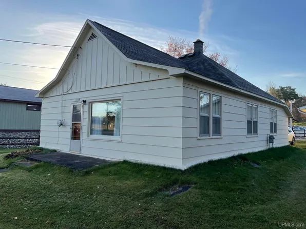 3915 W Main St, Loretto, MI 49852