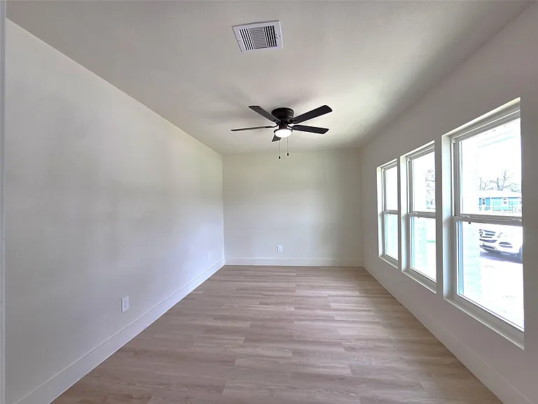 4607 Englewood St — Photo 20