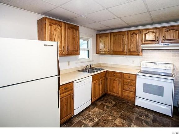 Nice spacious kitchen (all appliances stay)