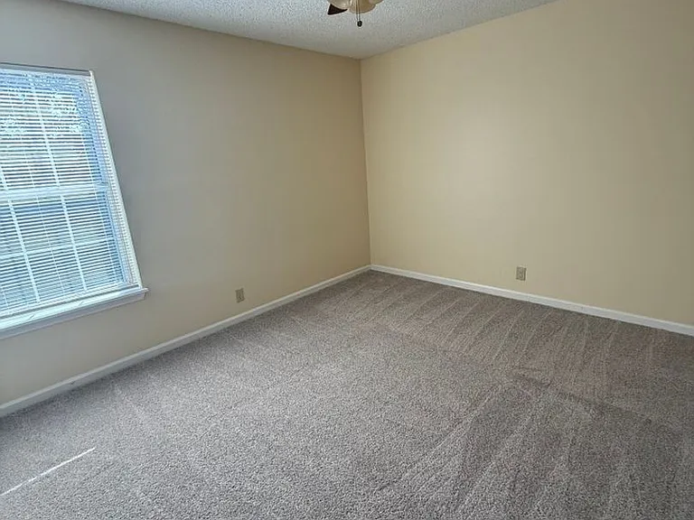 615 Castlegate Dr — Photo 10
