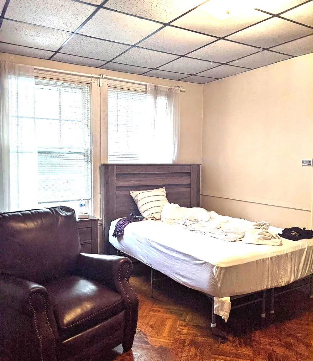 5 bed, 9999 sqft, $5,295 — Photo 1