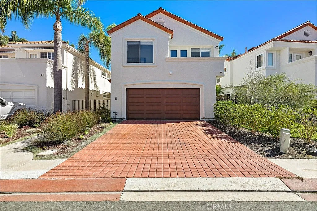 3 bed, 2.5 bath, 1955 sqft, $6,350 — Photo 1