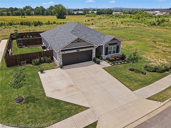 5th image of 305 Twisted Oak Way