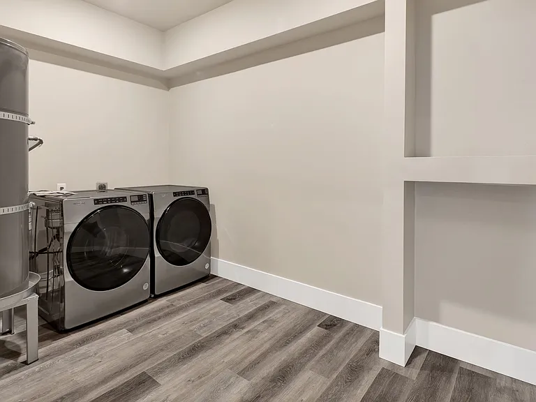 781 Georgia St — Photo 31