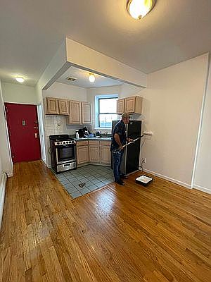 2nd image of 189 Orchard St APT 3