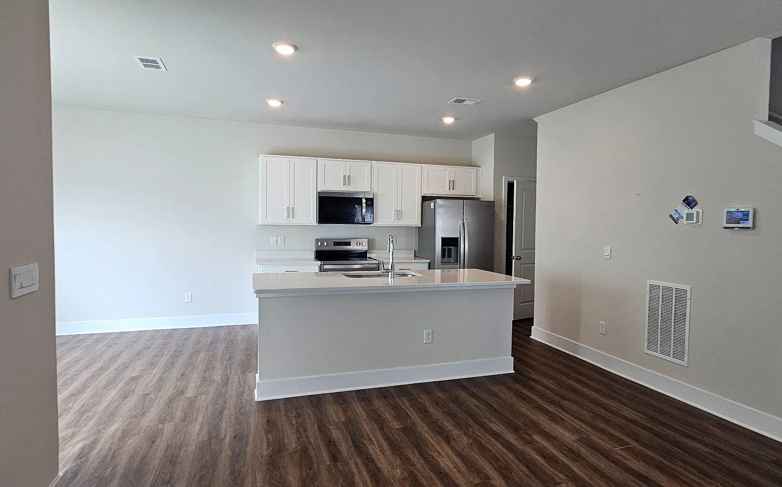 4 bed, 2.5 bath, 2006 sqft, $2,800 — Photo 4