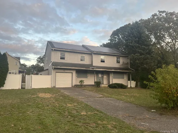 25 Avenue B, Holbrook, NY 11741