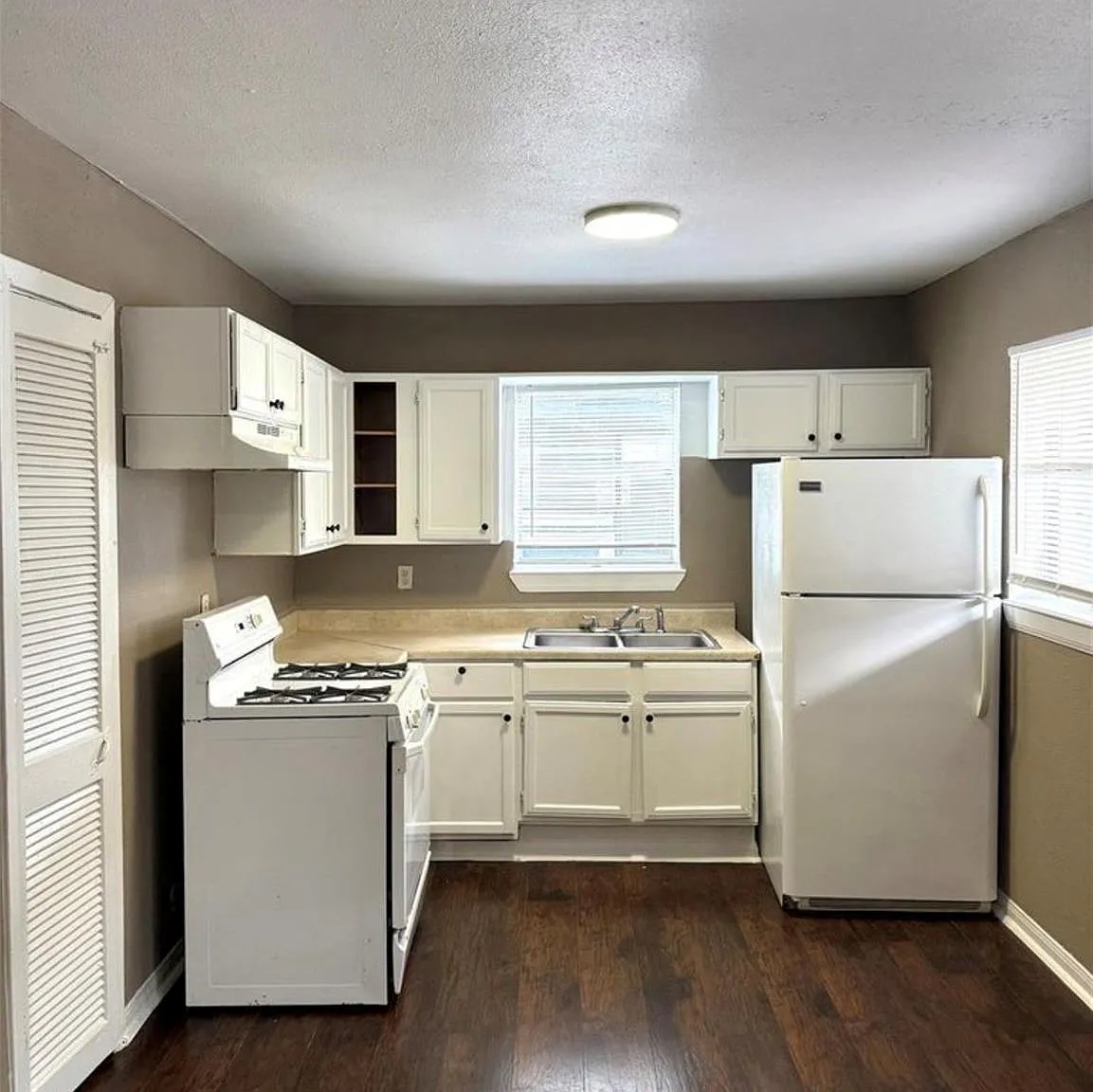 2 bed, 1.0 bath, $900 — Photo 4