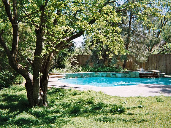5th image of 208 Lindenwood Dr