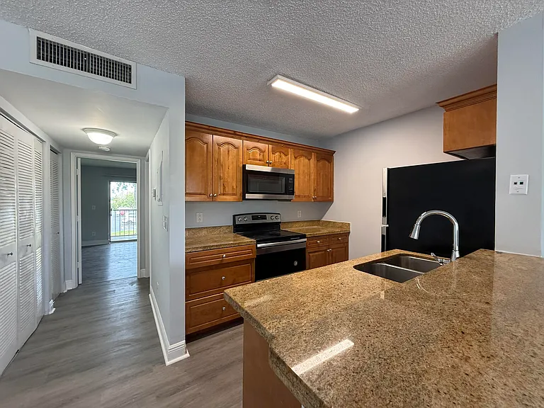 1722 Meadows Cir #W — Photo 1