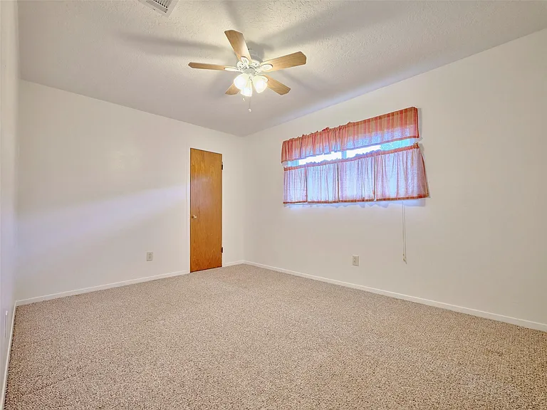 1018 Shawnee St — Photo 17