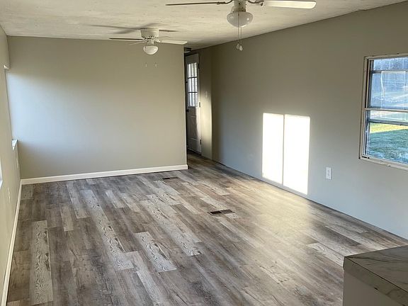 5th image of 8019 Wallgreen Dr