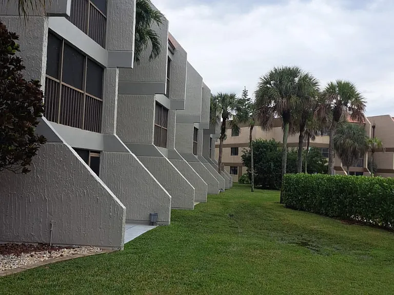 230 Lakeview Dr — Photo 3