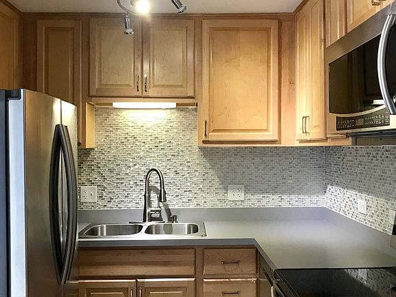 5th image of 310 Lathrop Ave APT 200