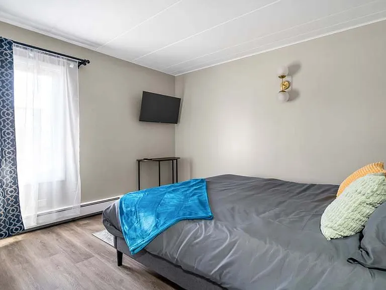 816 W Saint James St #1E — Photo 17