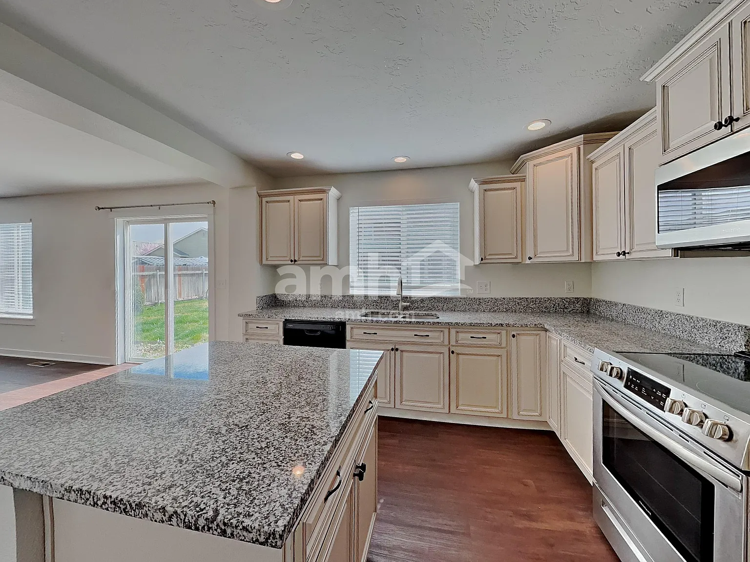 4 bed, 2.5 bath, 1955 sqft, $2,670 — Photo 4