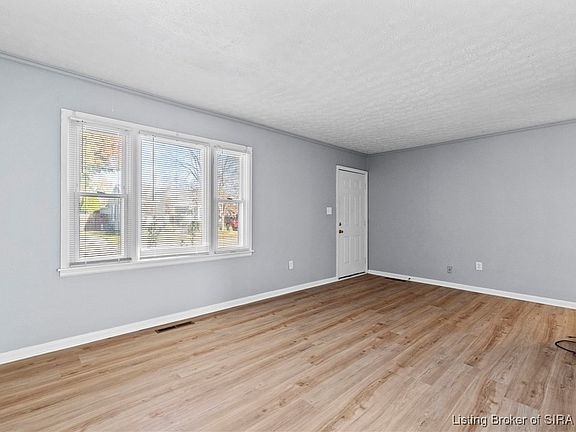 5th image of 702 Crestview Court