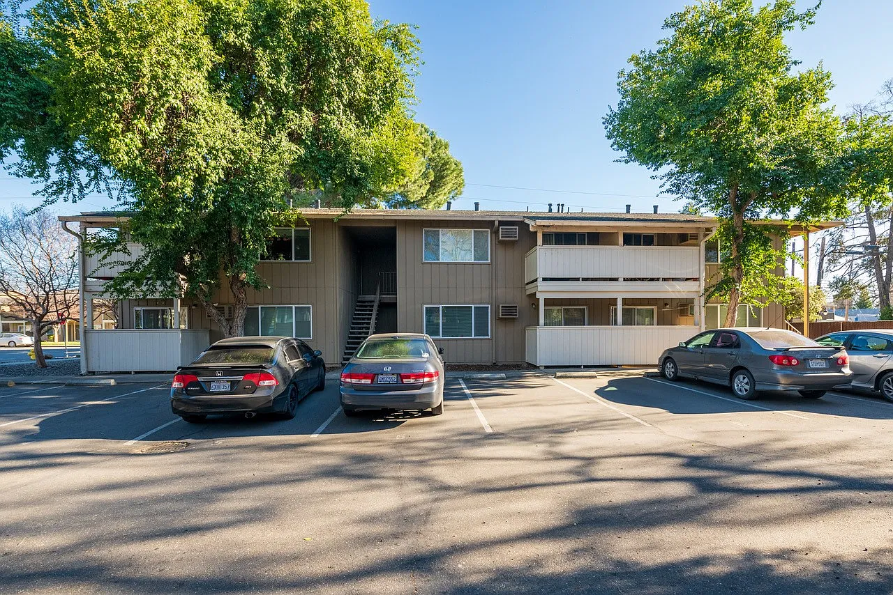 2 bed, 1.5 bath, 1033 sqft, $1,200 — Photo 1