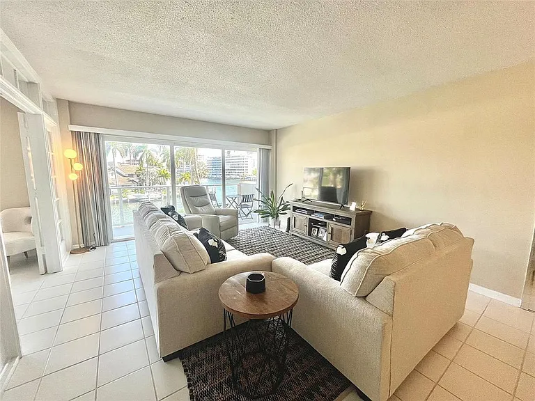 140 NE 28th Ave #305 — Photo 9