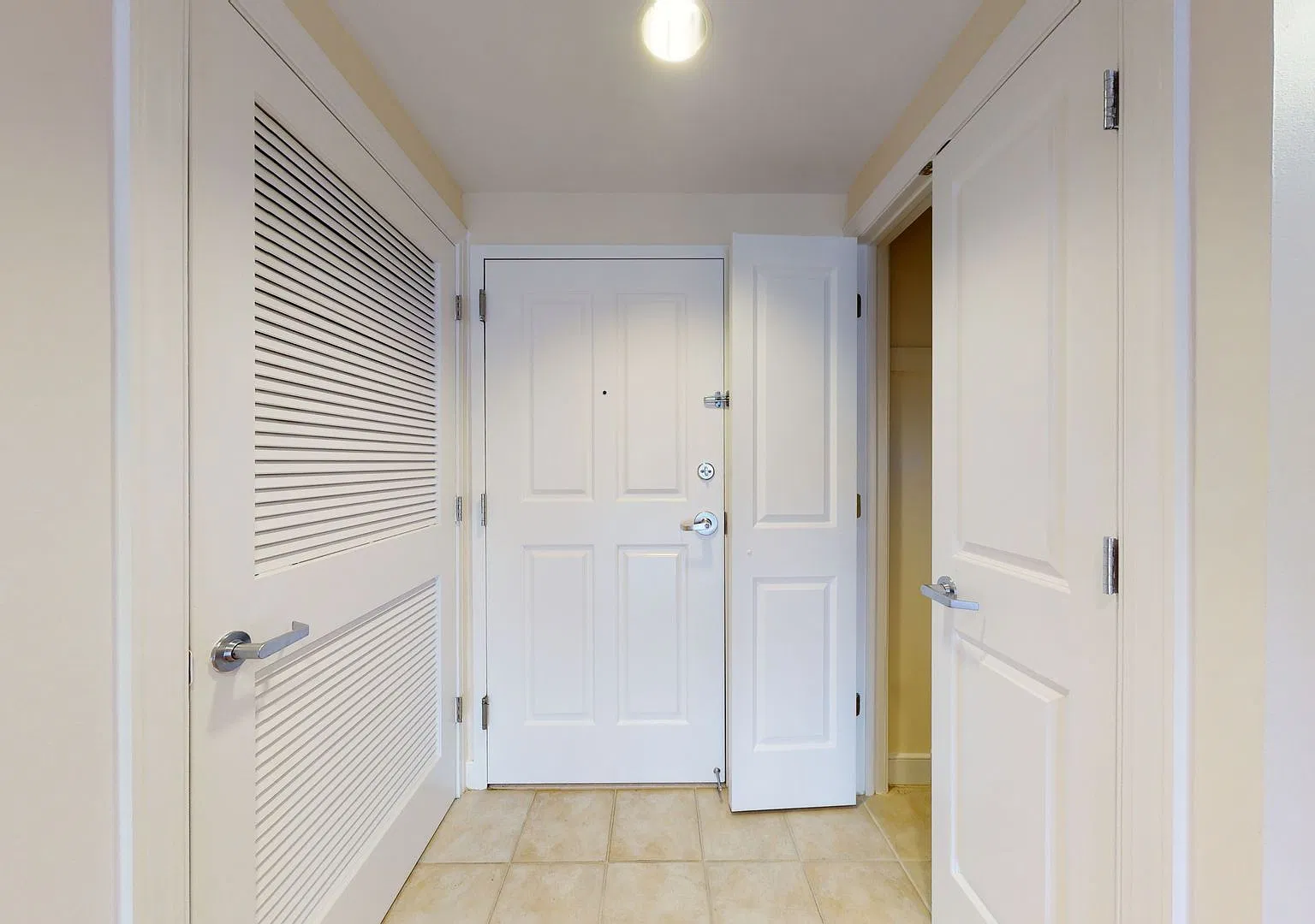 Chinatown 2 Bedroom 2 Bathroom In Amazing Centralized Building-Amenities Galore! Pets Welcomed! — Photo 3