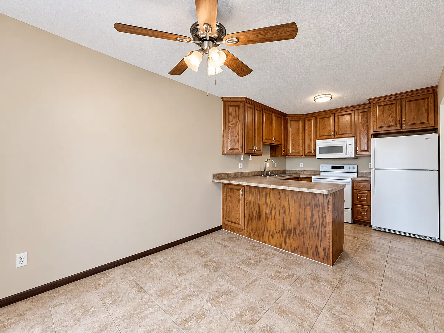 Great 3 BR/2 BA Townhome in Vadnais Heights peaceful suburban neighborhood just a short drive fro... — Photo 3