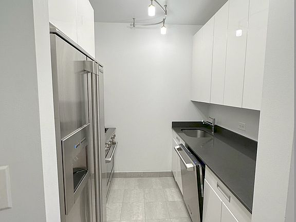 4th image of 99 John St APT 1214
