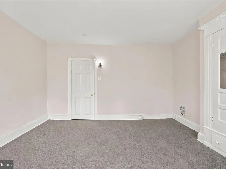 529 N Clayton St — Photo 10