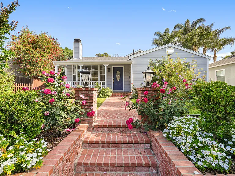 22055 Del Valle St — Photo 2