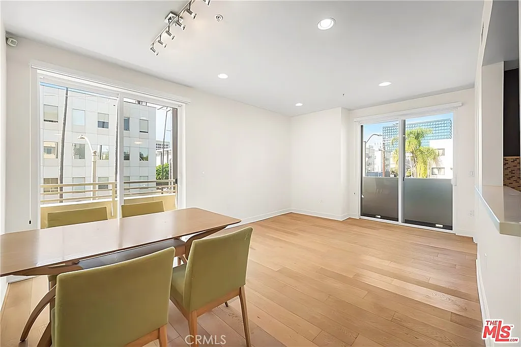 2 bed, 1010 sqft, $3,050 — Photo 4