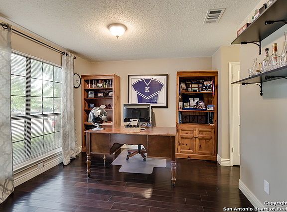 4th image of 1106 Hedgestone Dr