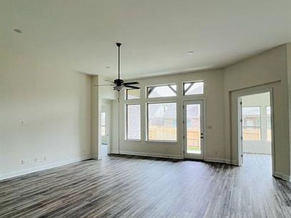4th image of 728 Critty Ln